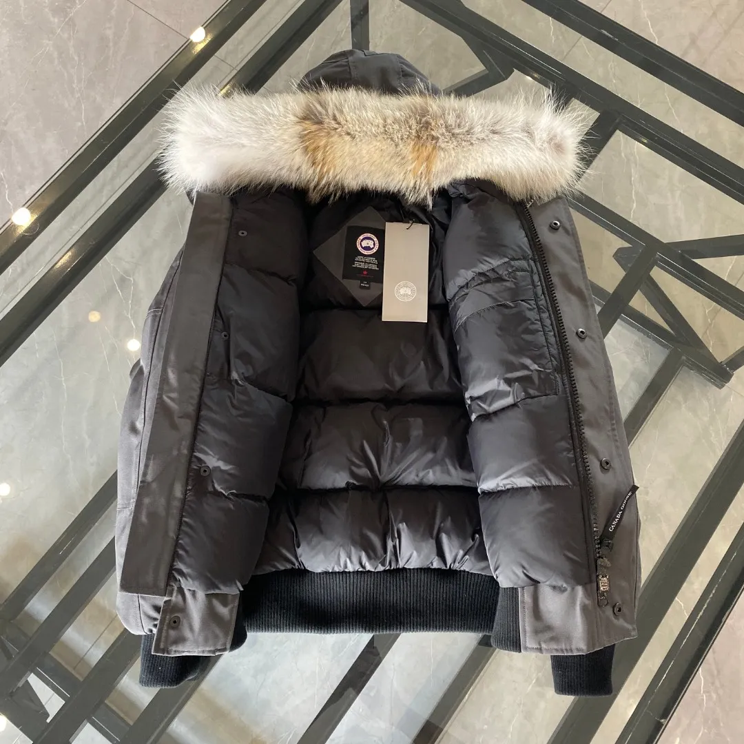 P760 Canada goose/Canada Goose 01 Couple Expedition Parka Down Jacket, authentic original version, you need to compare with the original to check it out at any time, all accessories are customized from the original factory 💯The softness and hardness of the fabric is compared with the original, and it can be restored by kneading at will (fabric misunderstanding: Fabrics with high hardness are not waterproof. Only when you buy the latest authentic version this year will you notice the softness and comfort of the fabric) 💯The down is synchronized with the authentic white duck down, fluffy and not lumpy. Electronically controlled velvet filling machine 💯Customized zippers with authentic YKK military-grade copper core zipper pullers, high hardness and no jamming 💯The fur collar is purchased from Western Canada coyote skin original customization 💯All workmanship and wiring are controlled by workers with more than ten years of experience. They must be horizontal and vertical, and are not allowed to twist. The inner wiring density is more sophisticated. Feel free to compare 💯Big goose label Collar label Washed label Hangtag Zipper cord Pocket label Back label, collar velvet, Velcro fasteners, cuffs, all details are updated simultaneously with genuine products. The best version, the most complete color matching, all kinds of battle products. Color: off-white, black, charcoal gray, navy blue, red, blue. Size: XS-XXL